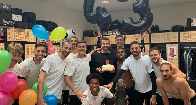 Barzagli, festa di compleanno nello spogliatoio