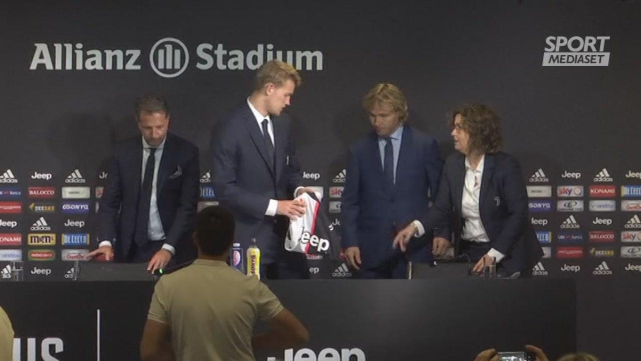 De Ligt mostra la maglia numero 4