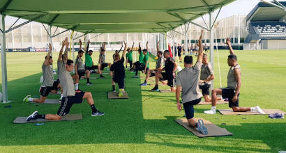 Juve, la squadra in campo per l'allenamento durante l'annuncio di CR7: i giocatori esultano