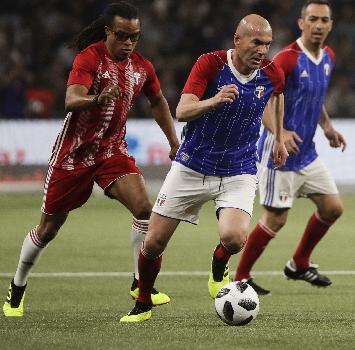 In campo le leggende di Francia '98, Zidane incanta e segna