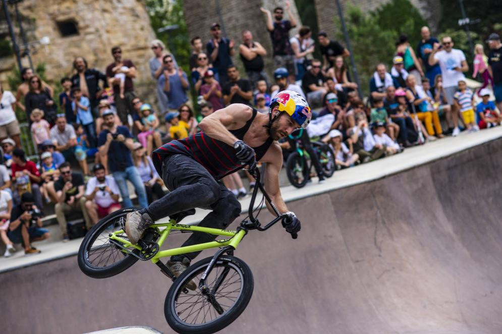 Trick in BMX su un lago