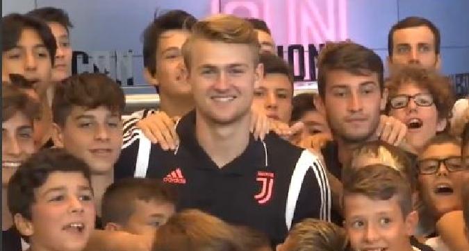 De Ligt gigante tra l'entusiasmo dei bambini GUARDA IL VIDEO