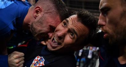 La Croazia esulta e travolge il fotografo: il risultato è... strepitoso | Le foto dal cuore della festa