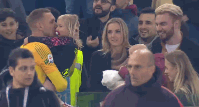 Cuore di papà: Olsen festeggia in tribuna con la figlia