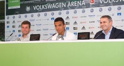 La presentazione di Luiz Gustavo (Afp) La presentazione di Luiz Gustavo (Afp)