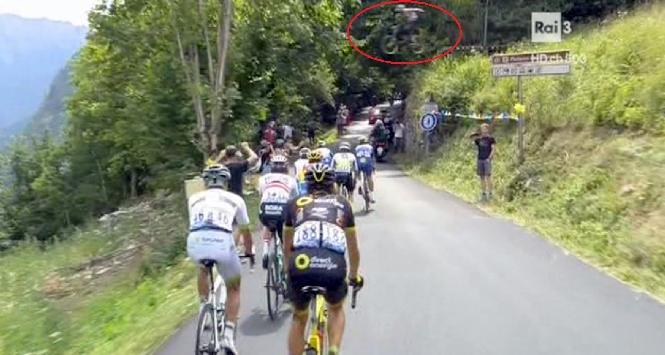 Tour de France, una bici in volo sopra al gruppo