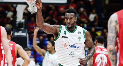 Basket, Serie A playoff: Milano crolla ed è con le spalle al muro, Sassari in semifinale