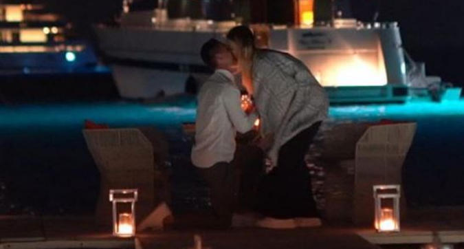 Milik in ginocchio, nozze in arrivo: "She said yes"