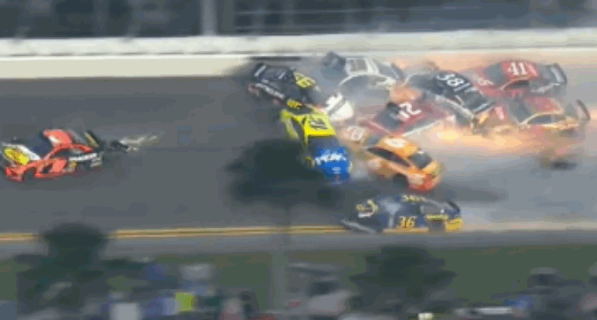 Menard-DiBenedetto si toccano: la carambola coinvolge 21 auto