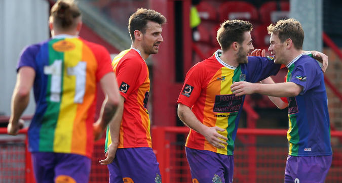 Altrincham contro l'omofobia: maglia arcobaleno