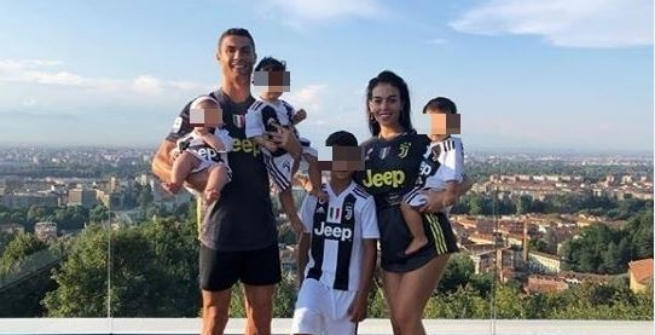 CR7 E LA FAMIGLIA TUTTI IN COMPLETO JUVE: OLTRE 3 MLN DI LIKE IN UN'ORA