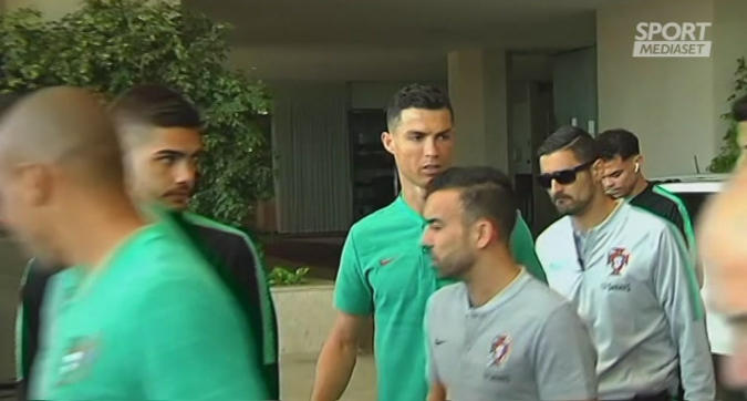 CR7, ritorno al passato: firma la maglia del Real Madrid