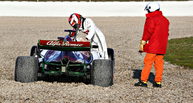Raikkonen "battezza" la C38 nella sabbia