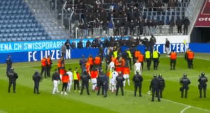 Grasshoppers come il Genoa: giocatori costretti a dare le maglie ai tifosi