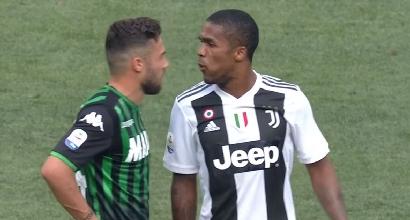Douglas Costa, il video dello sputo in Juventus-Sassuolo: ecco cosa rischia Douglas Costa, il video dello sputo in Juventus-Sassuolo: ecco cosa rischia