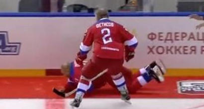 Hockey, Putin segna otto gol e poi cade sul ghiaccio