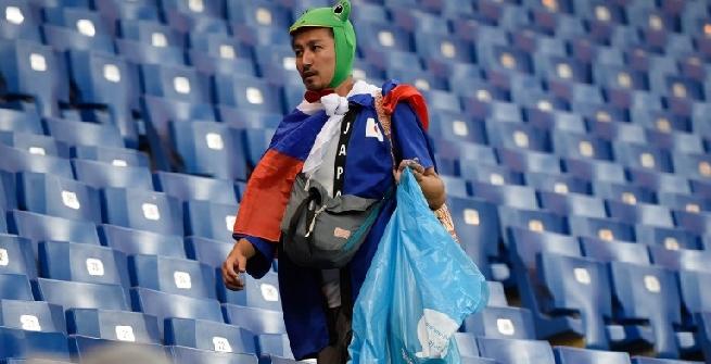 I TIFOSI SUGLI SPALTI PULISCONO LO STADIO