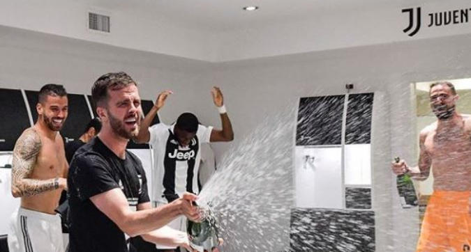 Juve, la gioia social dei giocatori (e dei grandi ex) LE FOTO