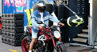 Hamilton, test (con scivolata) in gran segreto sulla Yamaha R1 a Jerez