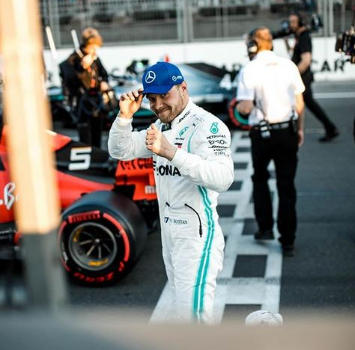 Bottas, un valletto in testa che imbarazza la Ferrari