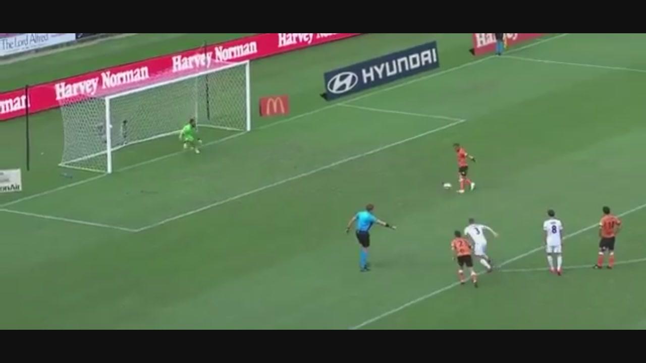 Rigore col cucchiaio più lento del mondo. Ma il portiere... VIDEO