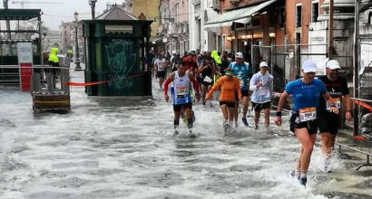 Pioggia, vento e acqua alta: la maratona di Venezia all'etiope Mekuant Ayenew Gebre