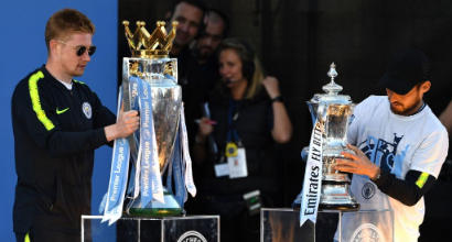 De Bruyne con la coppa della Premier League (Getty Images)