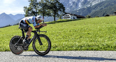 Ciclismo Campenaerts fissa il nuovo record dell'ora in 55.089