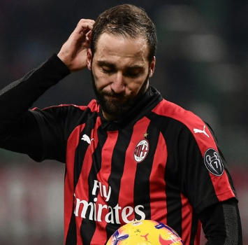 Dopo la cena dei saluti, Higuain oggi ha lavorato a Milanello ma il Chelsea lo aspetta