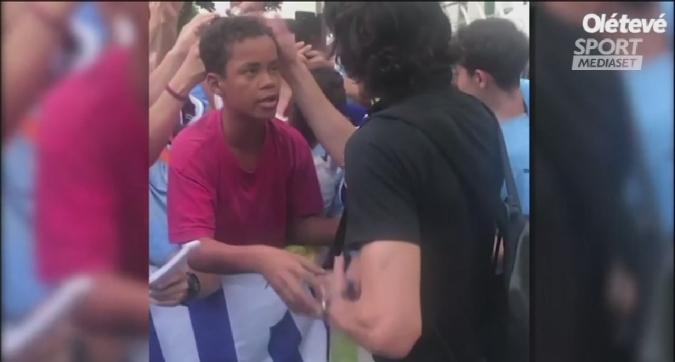 Cavani cuore d'oro: regalo e carezza a un piccolo tifoso GUARDA IL VIDEO