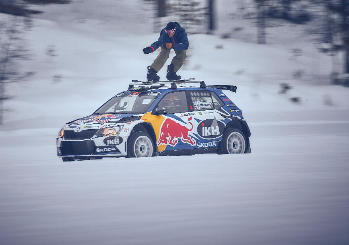Lo snowboard incontra il rally: show a 80 km/h