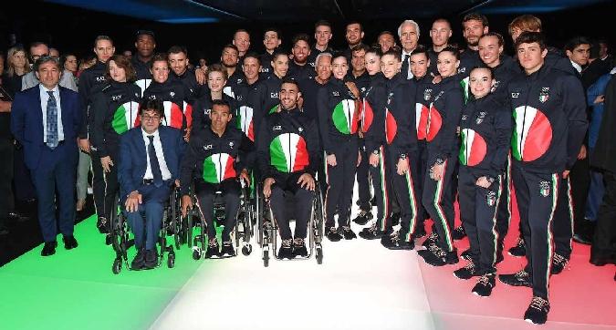 Il Tricolore omaggia il Sol Levante: ecco la divisa italiana per Tokyo 2020 | GUARDA LE FOTO
