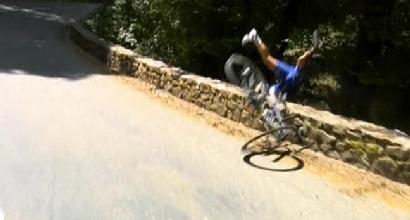 Tour de France, paurosa caduta di Gilbert: vola oltre un muretto. Poi si rialza e riparte