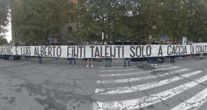 Lazio, striscione contro Luis Alberto e Milinkovic-Savic: "Finti talenti a caccia di contanti"