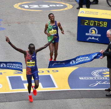 Un finale in volata: Cherono si prende la maratona di Boston allo sprint