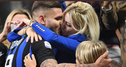 Un gol... al bacio, magic-moment Icardi: la festa con Wanda a bordo campo dopo il derby
